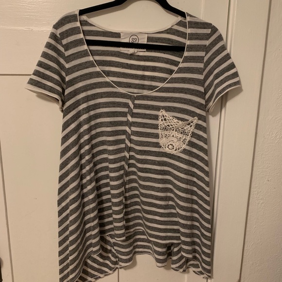 Pretty Anthropologie Scoop Tee w/ crochet pocket - Picture 1 of 4